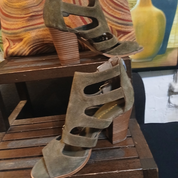 Get ready for fall with open toe strappy shoes - Picture 6 of 11